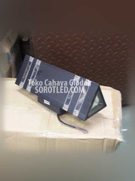Lampu Dinding Outdoor Model Segitiga 2arah Fitting 2xE27